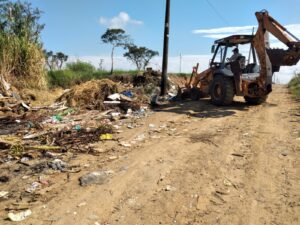 Limpeza da rua Mitsuo Arai, esquina com a Estrada Sebastião Vieira Machado, Cidade Jardim. Além de entulho, havia muito lixo domiciliar no local.