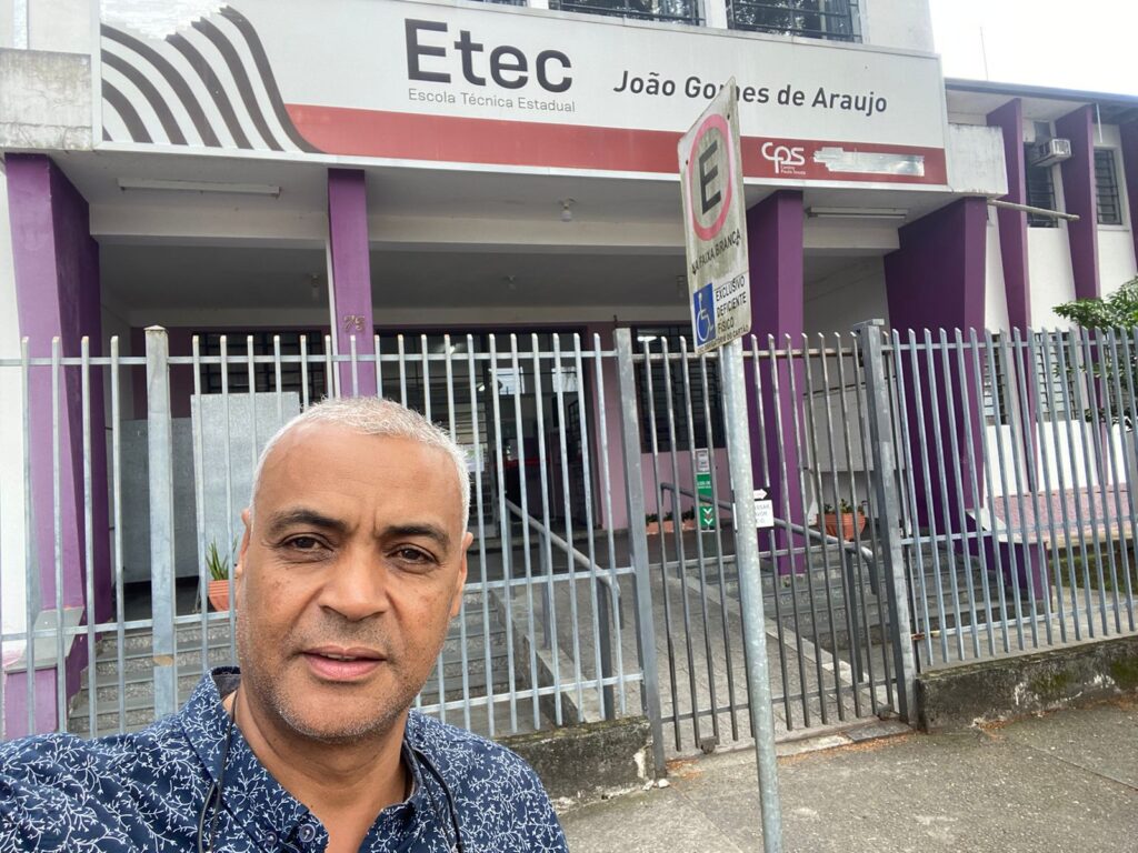 Vereador Gilson Nagrin em frente à ETEC João Gomes de Araújo em diligência para fiscalização de denúncia sobre banheiro unissex nas dependências da instituição