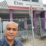 Vereador Gilson Nagrin em frente à ETEC João Gomes de Araújo em diligência para fiscalização de denúncia sobre banheiro unissex nas dependências da instituição